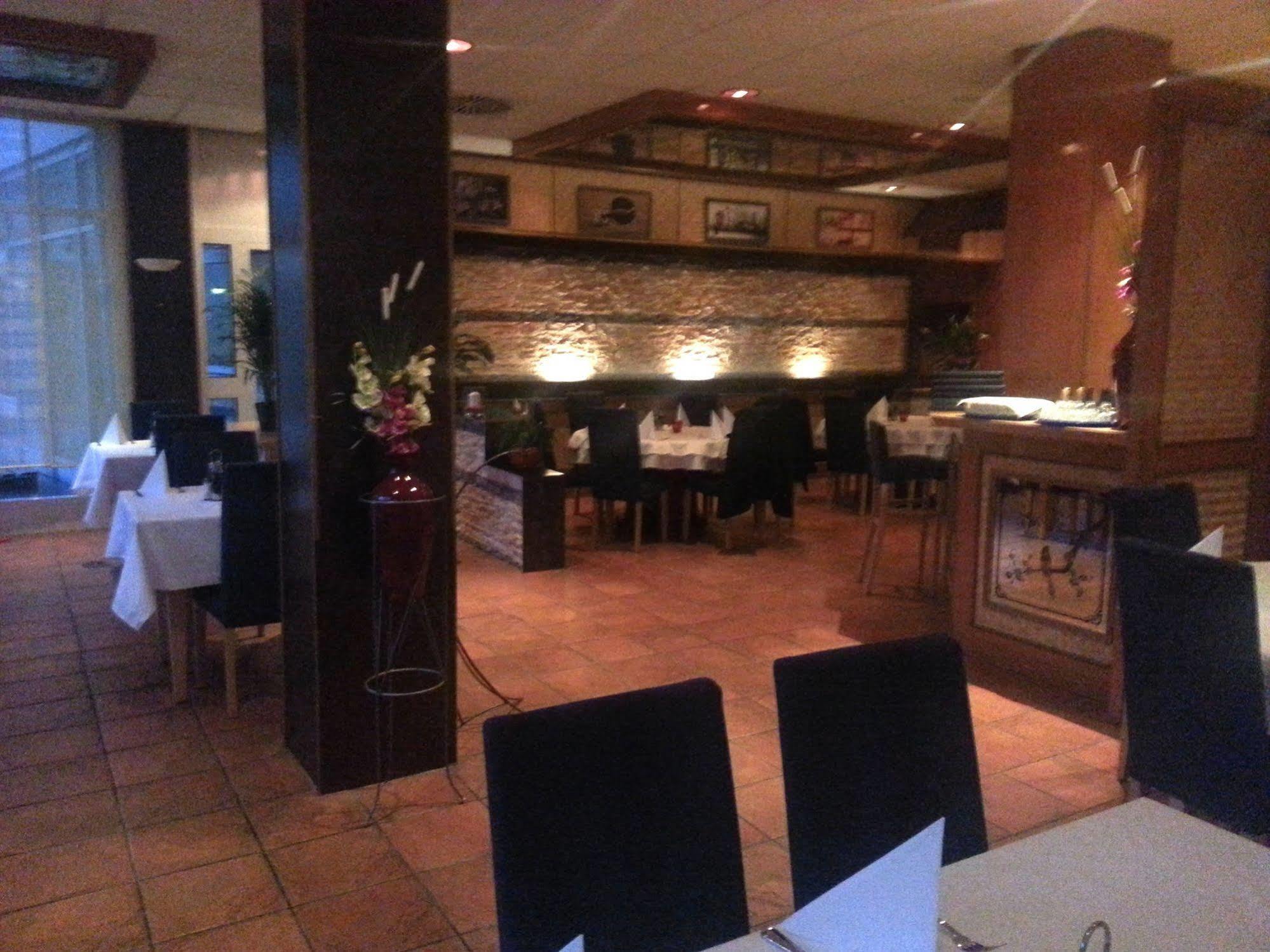 Central Hotel Виненден Екстериор снимка