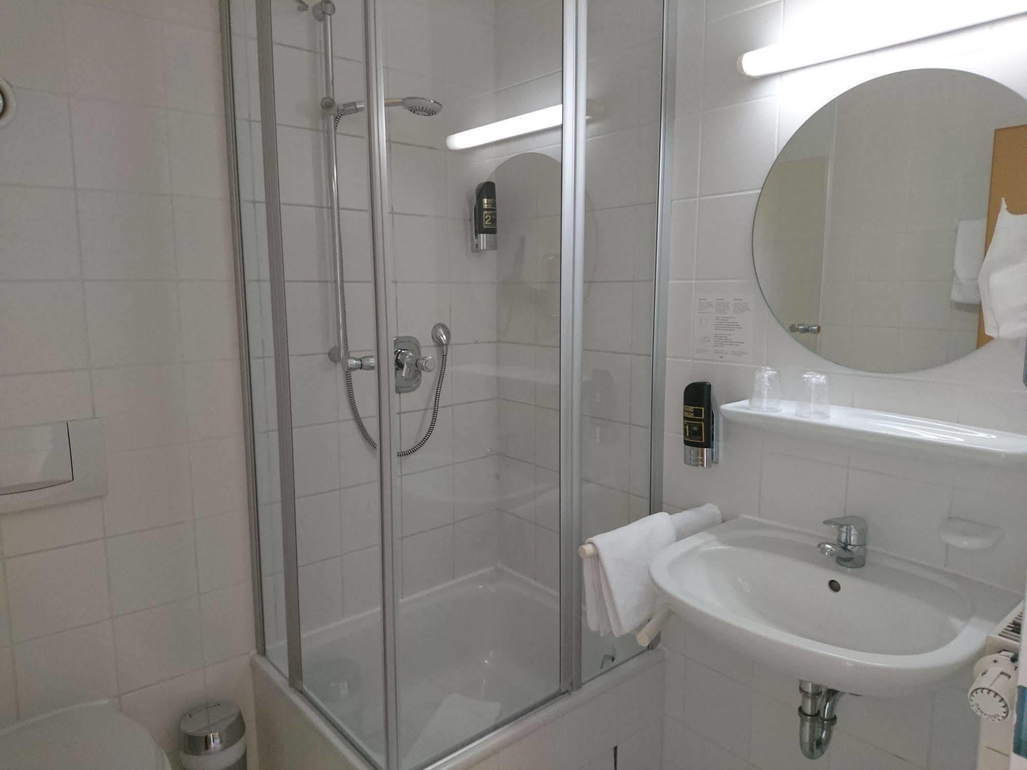 Central Hotel Виненден Екстериор снимка