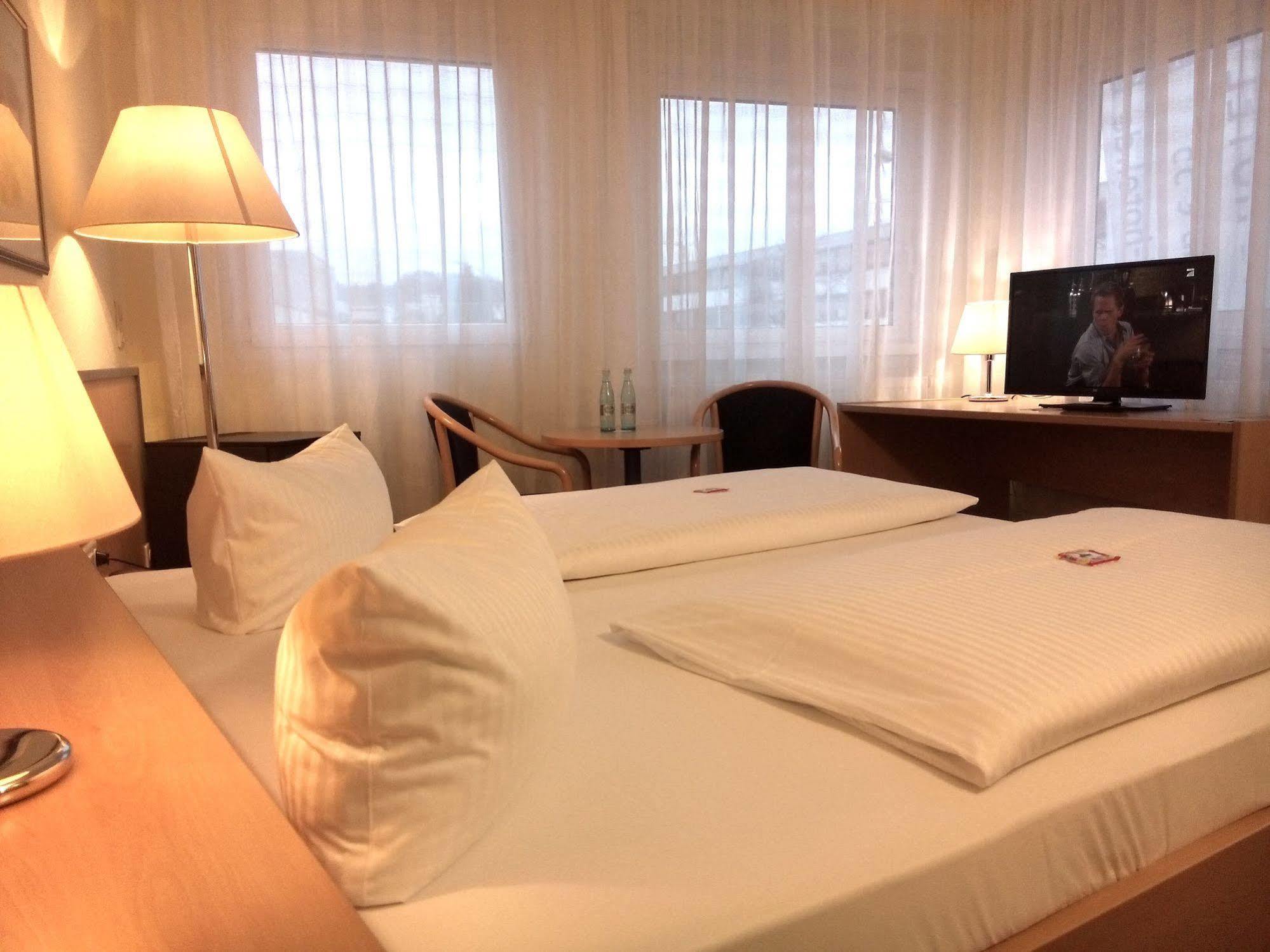Central Hotel Виненден Екстериор снимка