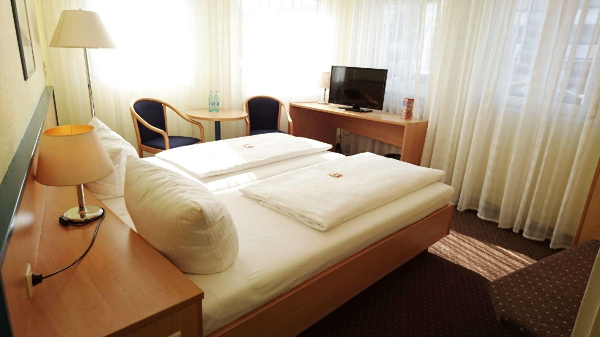 Central Hotel Виненден Екстериор снимка